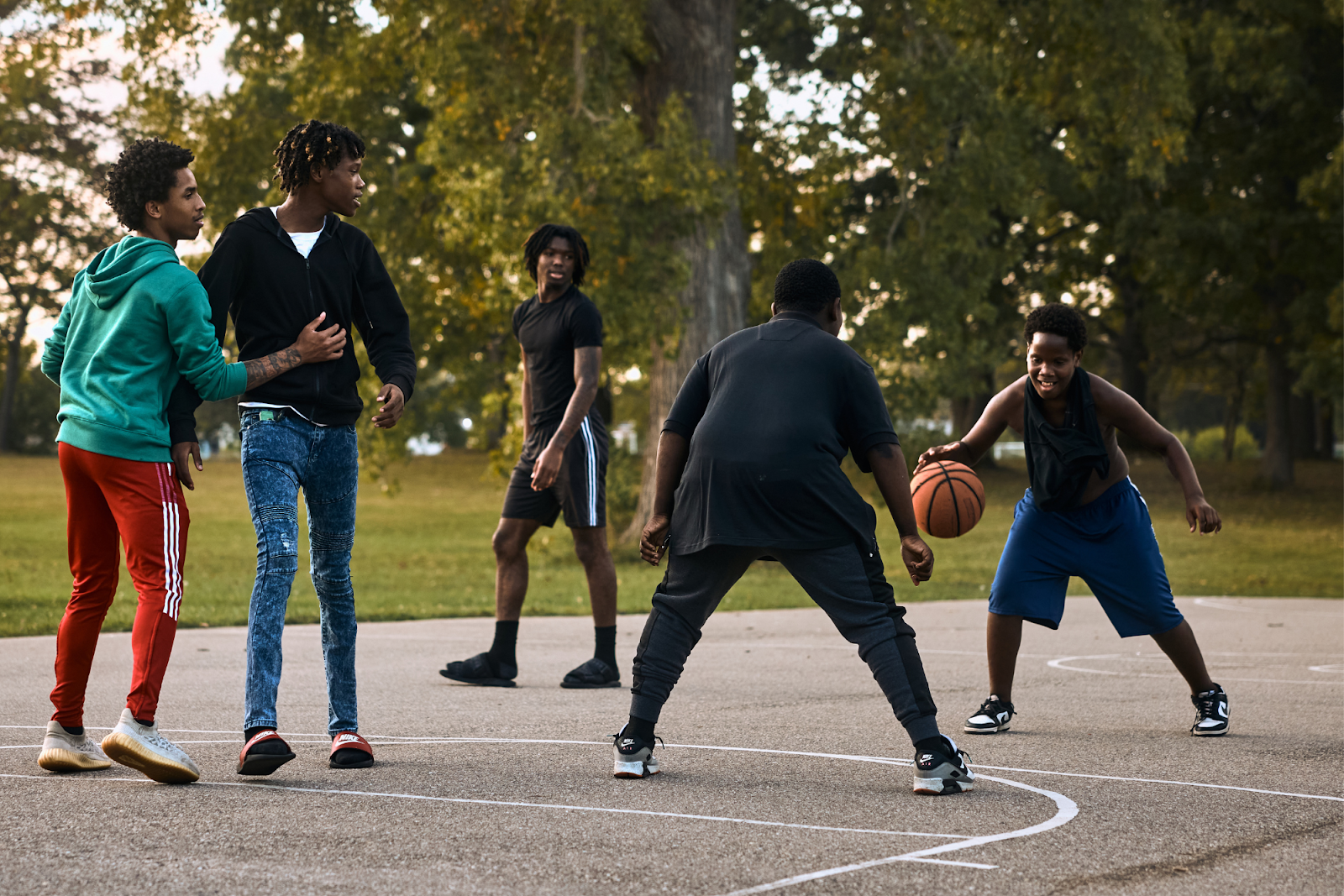 Neighborhood kids play a game of basketball at Sarvis Park on Sept. 28, 2024. (Bryce Mata | Flintside.com)