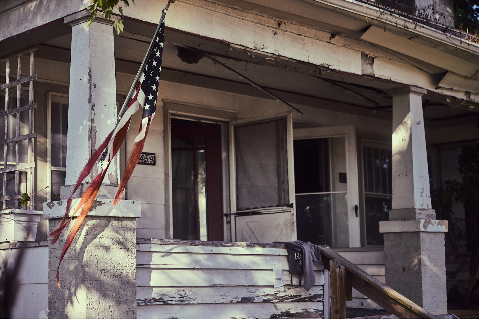 An abandoned home sits in the Sarvis Park area, pictured on Sept. 28, 2024. (Bryce Mata | Flintside.com)