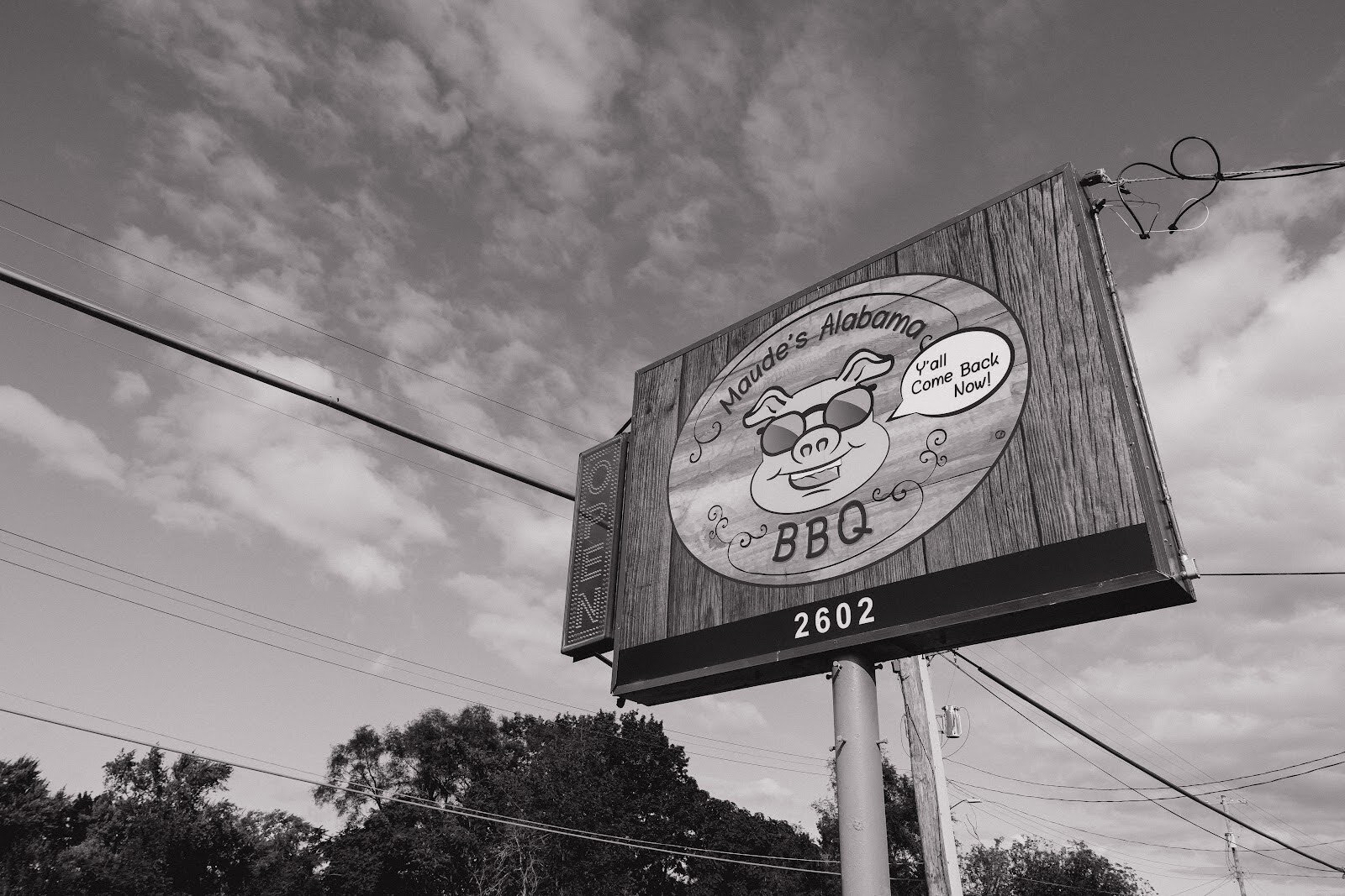 Maude’s Alabama BBQ’s sign captured on Sept. 25, 2024. (Anthony Summers | Flintside.com)