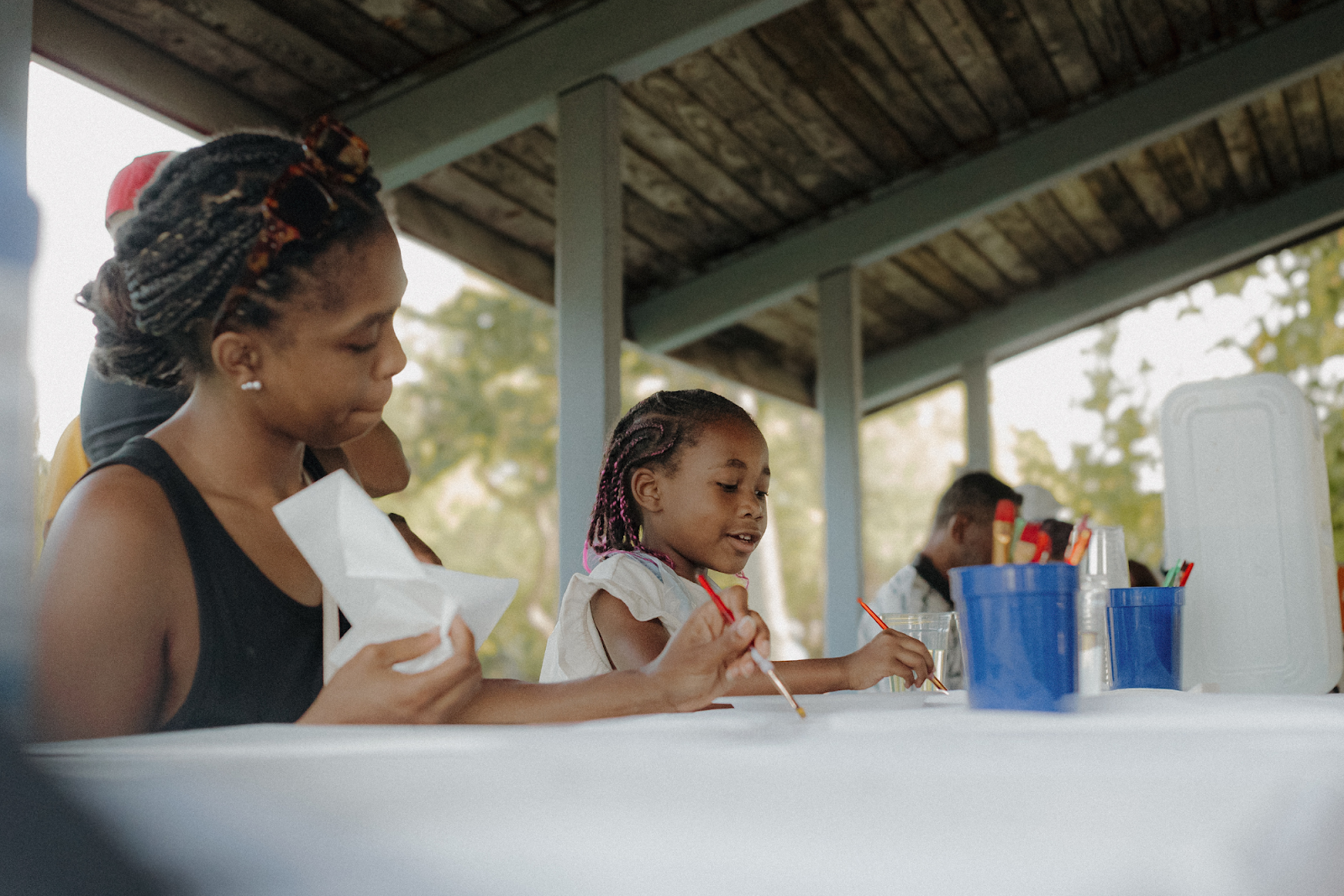 A mother and daughter attend Barnett's Art in the Park series at Hasselbring Senior Community Center on September 14, 2024. (Anthony Summers | Flintside.com)