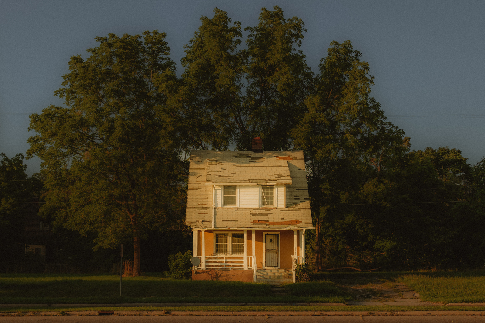 Sunset casts a picturesque tint on an abandoned house in the Civic Park area as a reminder of the past on Aug. 12, 2024. (Anthony Summers | Flintside.com)