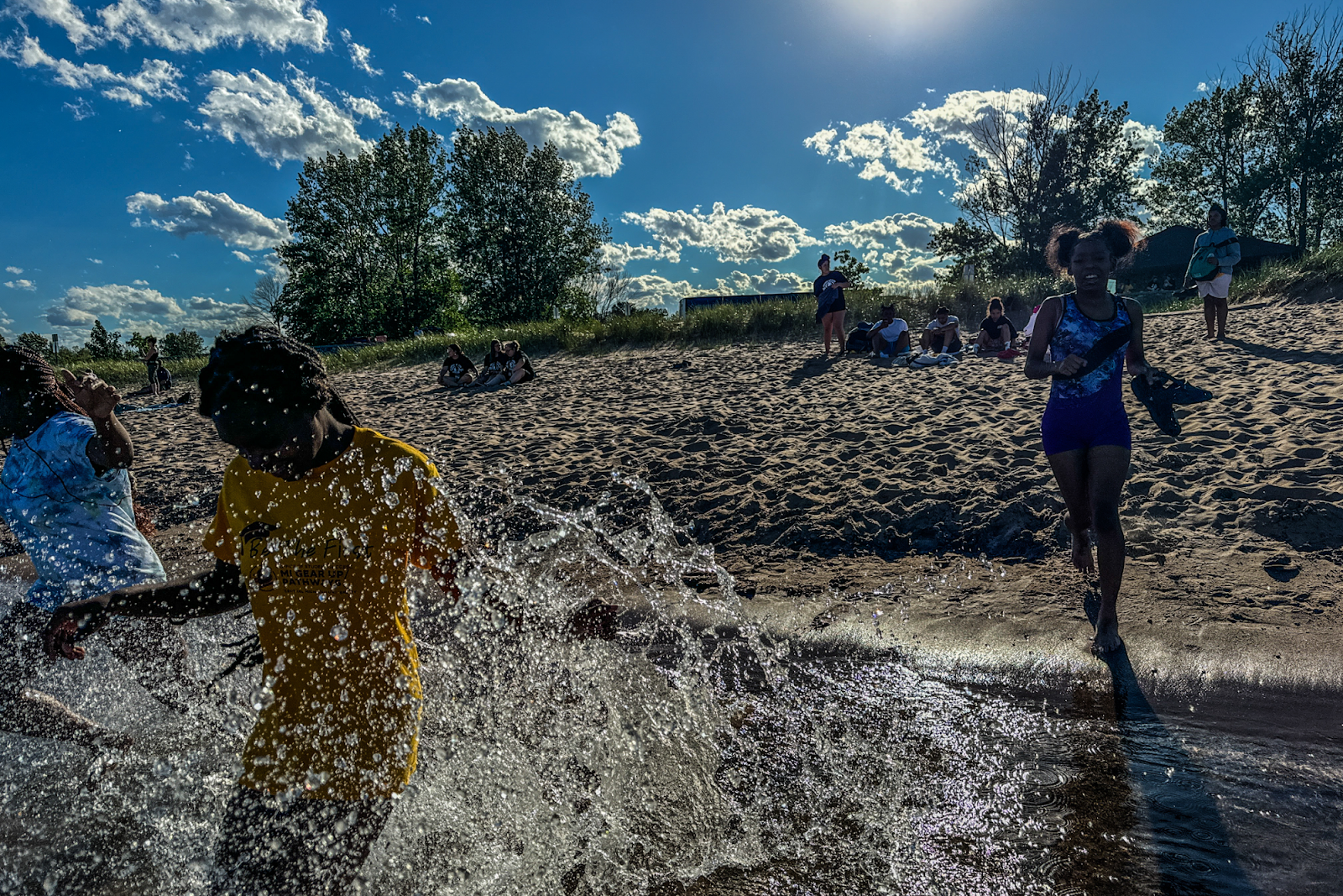 GEAR UP students enjoying a sunny day at the beach on June 25, 2024. (Xzavier Simon | Flintside.com)