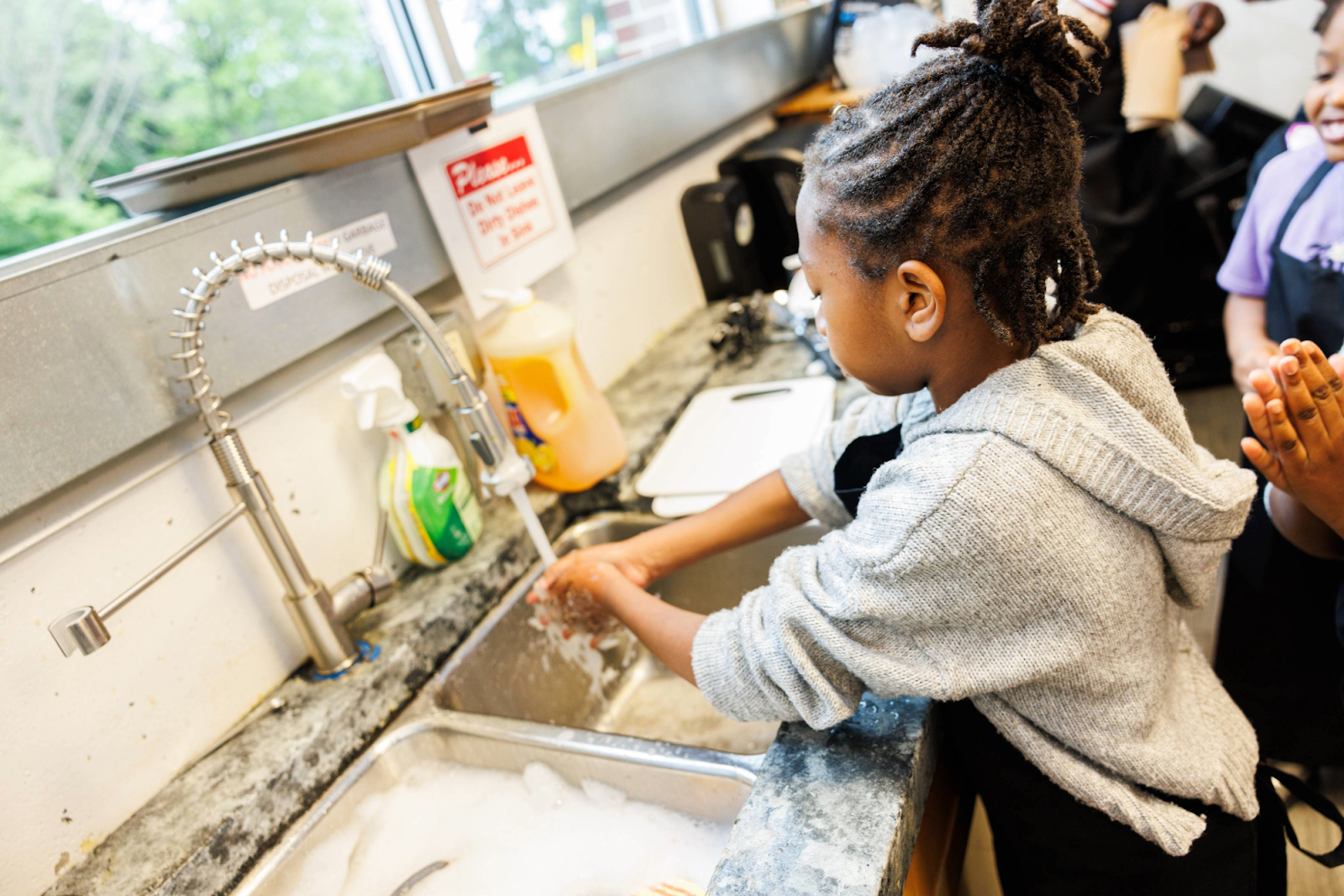 Mission Possible teaches elementary culinary skills and safe practices to keep kids safe in the kitchen during its NourisHER class on May 11, 2024. (Bryce Mata | Flintside.com)