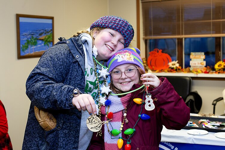 Kids making ornaments with Sanilac County CMH.