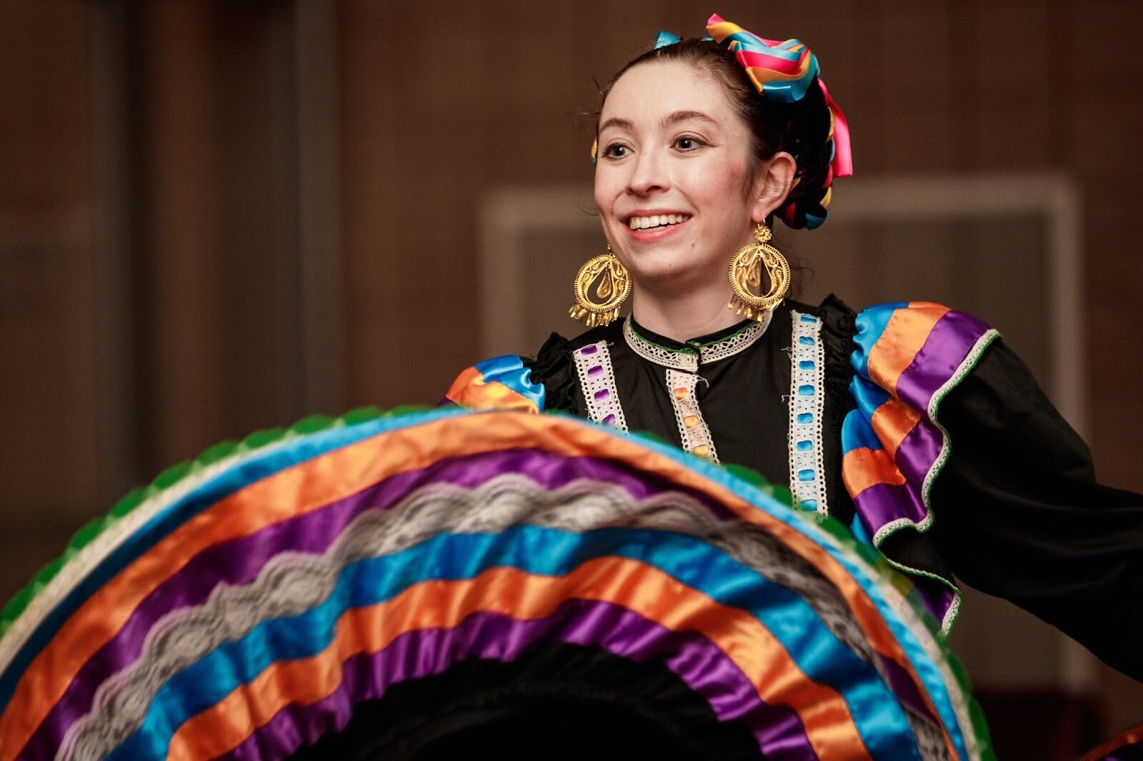 Hannah Nettleton with El Ballet Folklórico Estudiantil performs during Mott Community College’s Technology Division’s Hispanic Heritage Month Celebration at the Regional Technology Center in Flint on Thursday, Sept. 28, 2023. (Jenifer Veloso | Flintside.com)
