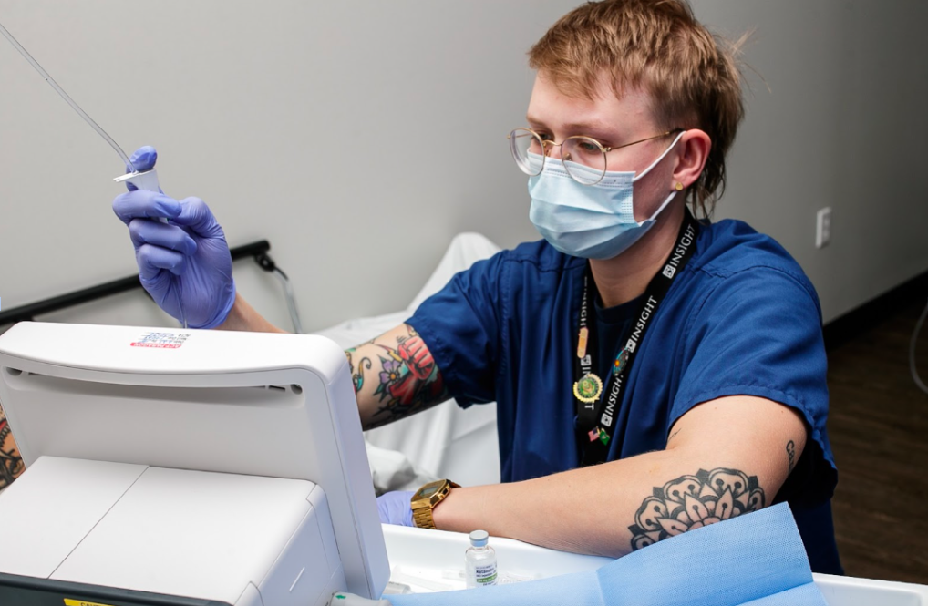 A registered nurse prepares a ketamine infusion at IINN in Flint. (Jenifer Veloso | Flintside.com)