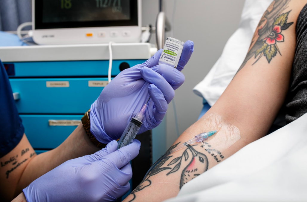 A registered nurse prepares a ketamine infusion at IINN in Flint. (Jenifer Veloso | Flintside.com)