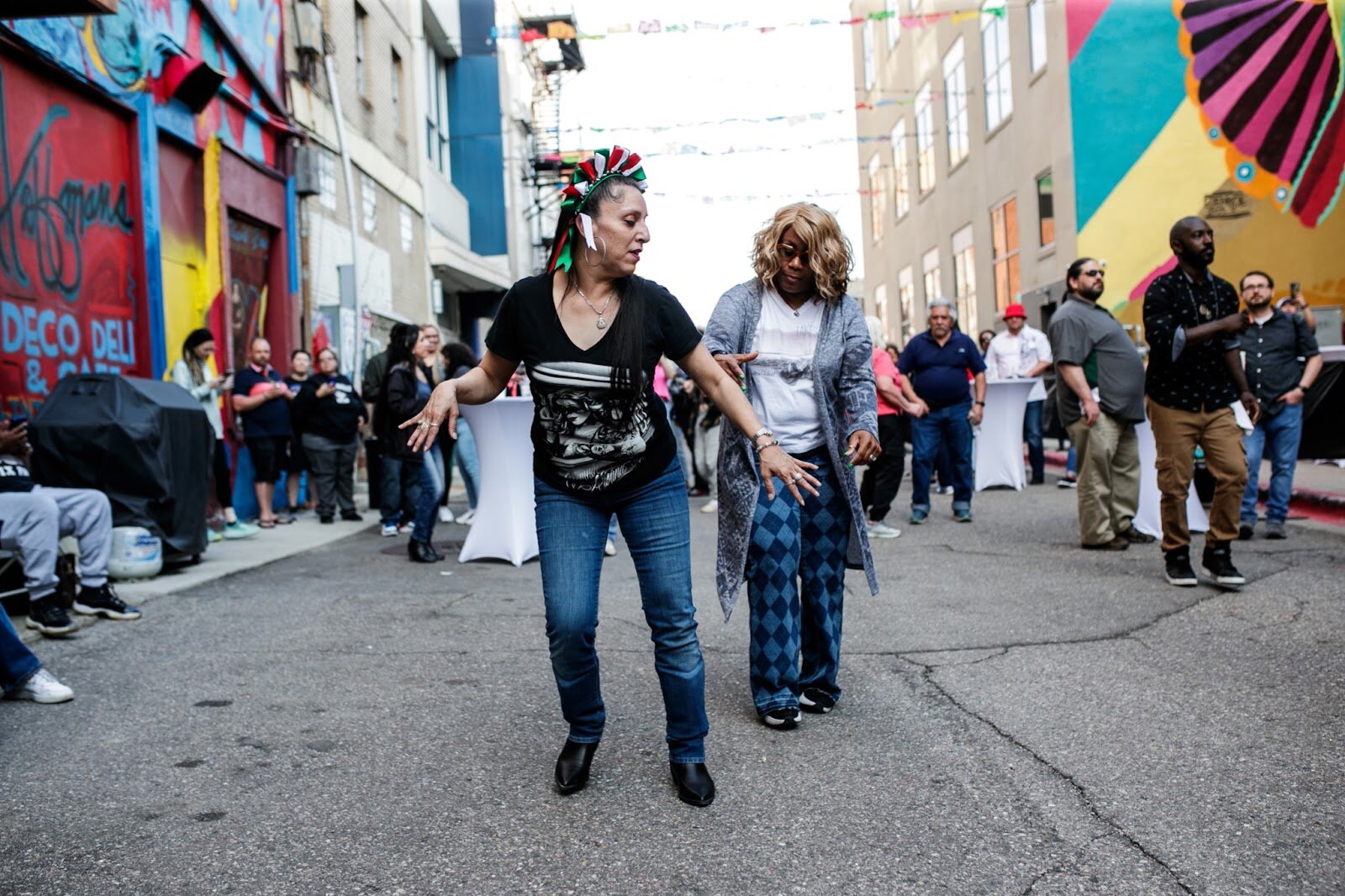 Attendants dance in the alley way together during the Latinx Technology & Community Center’s Cinco de Mayo celebration on Friday, May 5, 2023, in Buckham Alley in downtown Flint. (Jenifer Veloso | Flintside)
