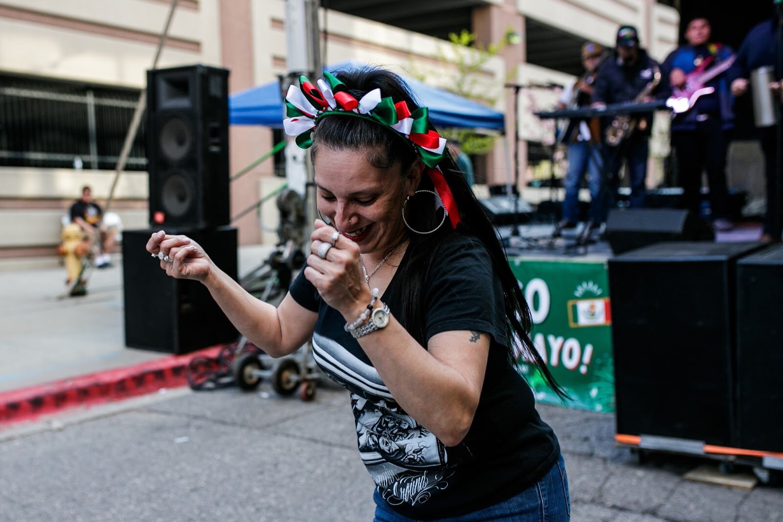 Attendants dance in the alley way together during the Latinx Technology & Community Center’s Cinco de Mayo celebration on Friday, May 5, 2023, in Buckham Alley in downtown Flint. (Jenifer Veloso | Flintside)
