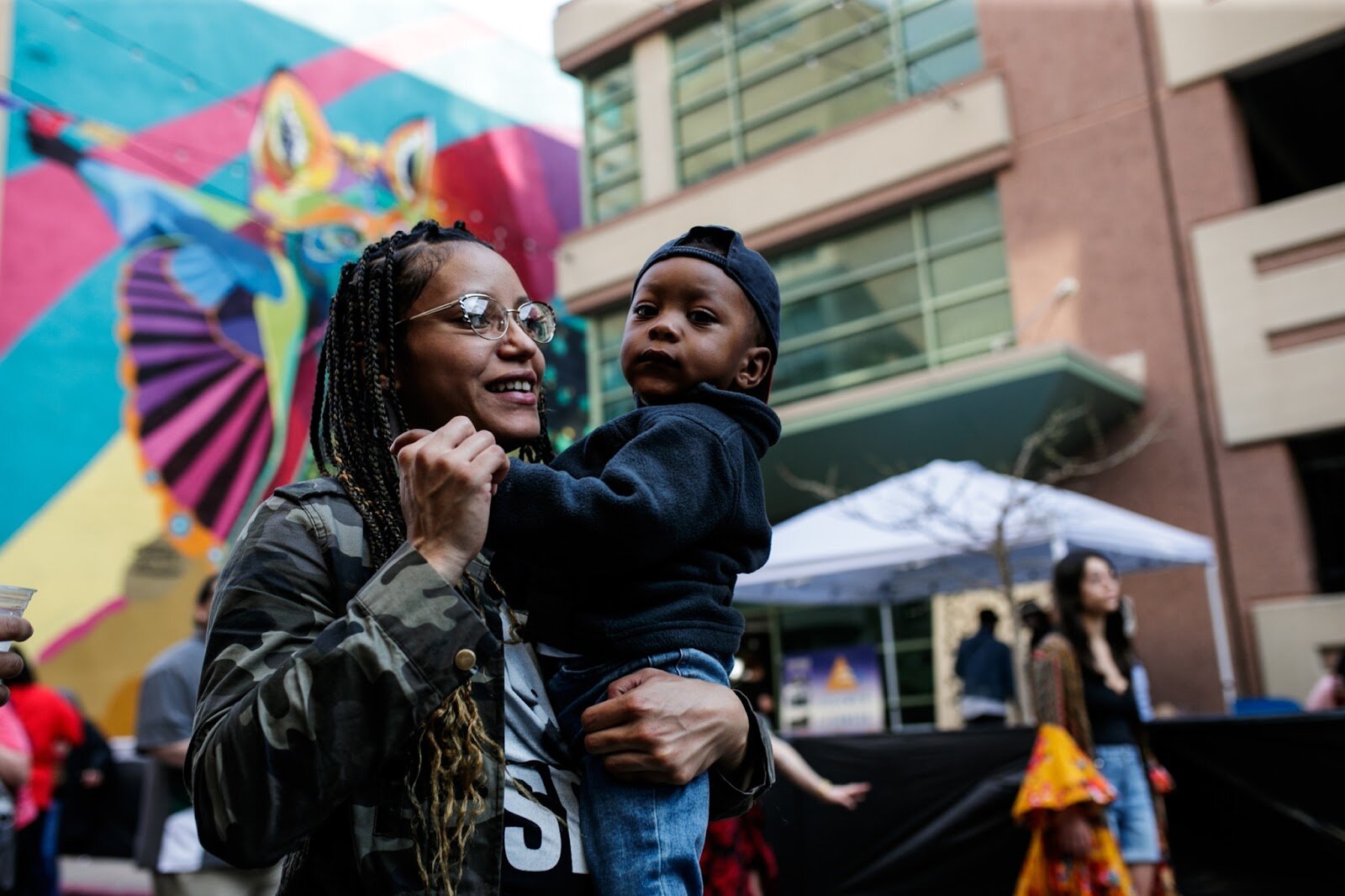 Attendants dance in the alley way together during the Latinx Technology & Community Center’s Cinco de Mayo celebration on Friday, May 5, 2023, in Buckham Alley in downtown Flint. (Jenifer Veloso | Flintside)
