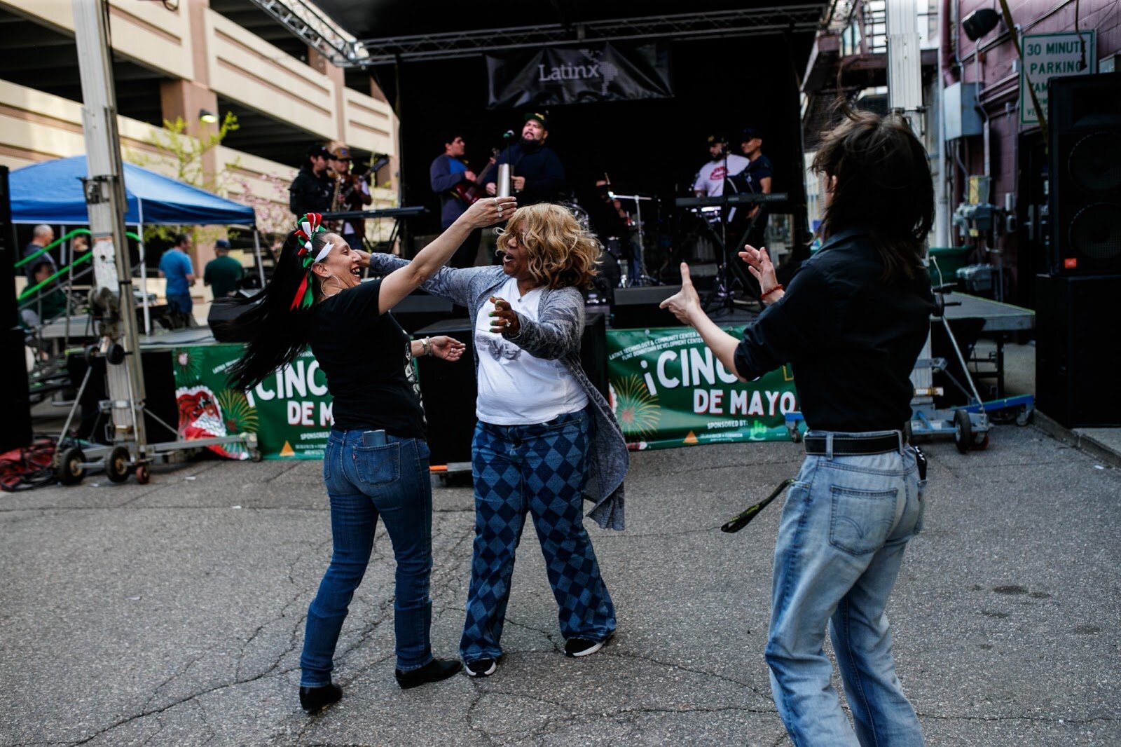 Attendants dance in the alley way together during the Latinx Technology & Community Center’s Cinco de Mayo celebration on Friday, May 5, 2023, in Buckham Alley in downtown Flint. (Jenifer Veloso | Flintside)
