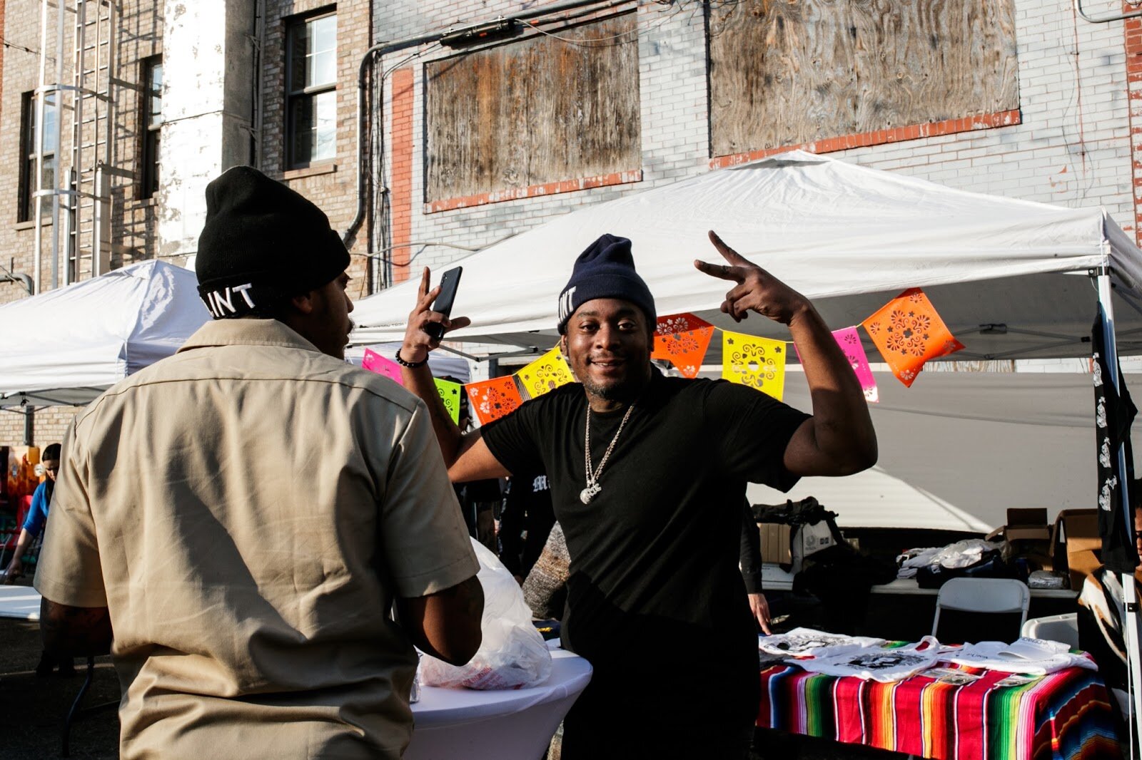 Attendants enjoy fresh authentic Hispanic foods during the Latinx Technology & Community Center’s Cinco de Mayo celebration on Friday, May 5, 2023, in Buckham Alley in downtown Flint. (Jenifer Veloso | Flintside)
