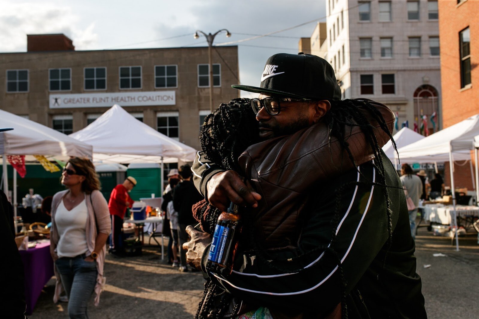Attendants greet and hug one another during the Latinx Technology & Community Center’s Cinco de Mayo celebration on Friday, May 5, 2023, in Buckham Alley in downtown Flint. (Jenifer Veloso | Flintside)
