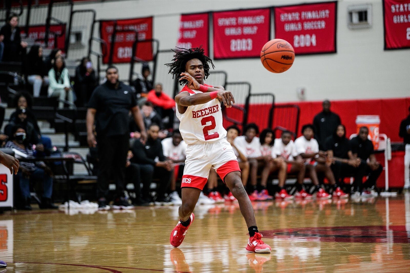 Beecher junior Keyonta Menefield makes a pass during the Beecher vs Saginaw Arthur Hill game at Grand Blanc High School for The Carmody Classic on Saturday, Jan. 07, 2022. Beecher defeated Arthur Hill 77-44 (Jenifer Veloso | Flintside)
