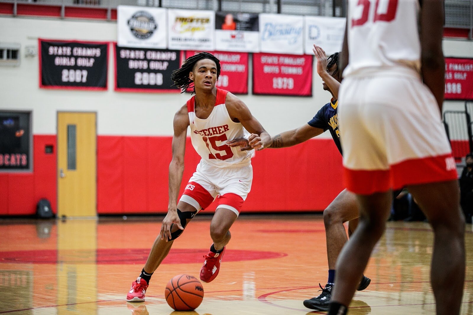 Beecher sophomore Wasir James drives past half-court during the Beecher vs Saginaw Arthur Hill game at Grand Blanc High School for The Carmody Classic on Saturday, Jan. 07, 2022. Beecher defeated Arthur Hill 77-44 (Jenifer Veloso | Flintside)
