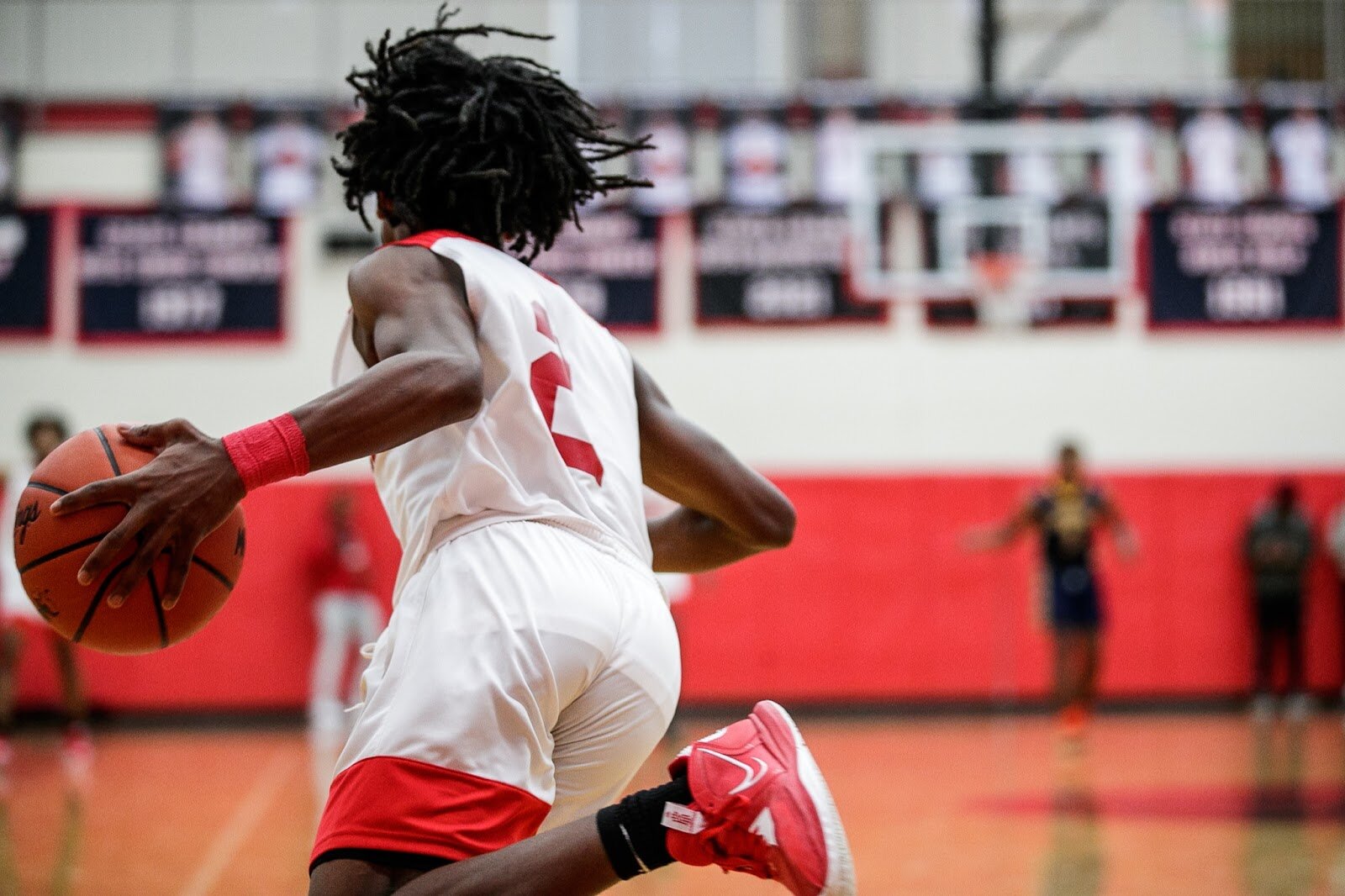 Beecher junior Keytonta Menefield drives the ball during the Beecher vs Saginaw Arthur Hill game at Grand Blanc High School for The Carmody Classic on Saturday, Jan. 07, 2022. Beecher defeated Arthur Hill 77-44 (Jenifer Veloso | Flintside)
