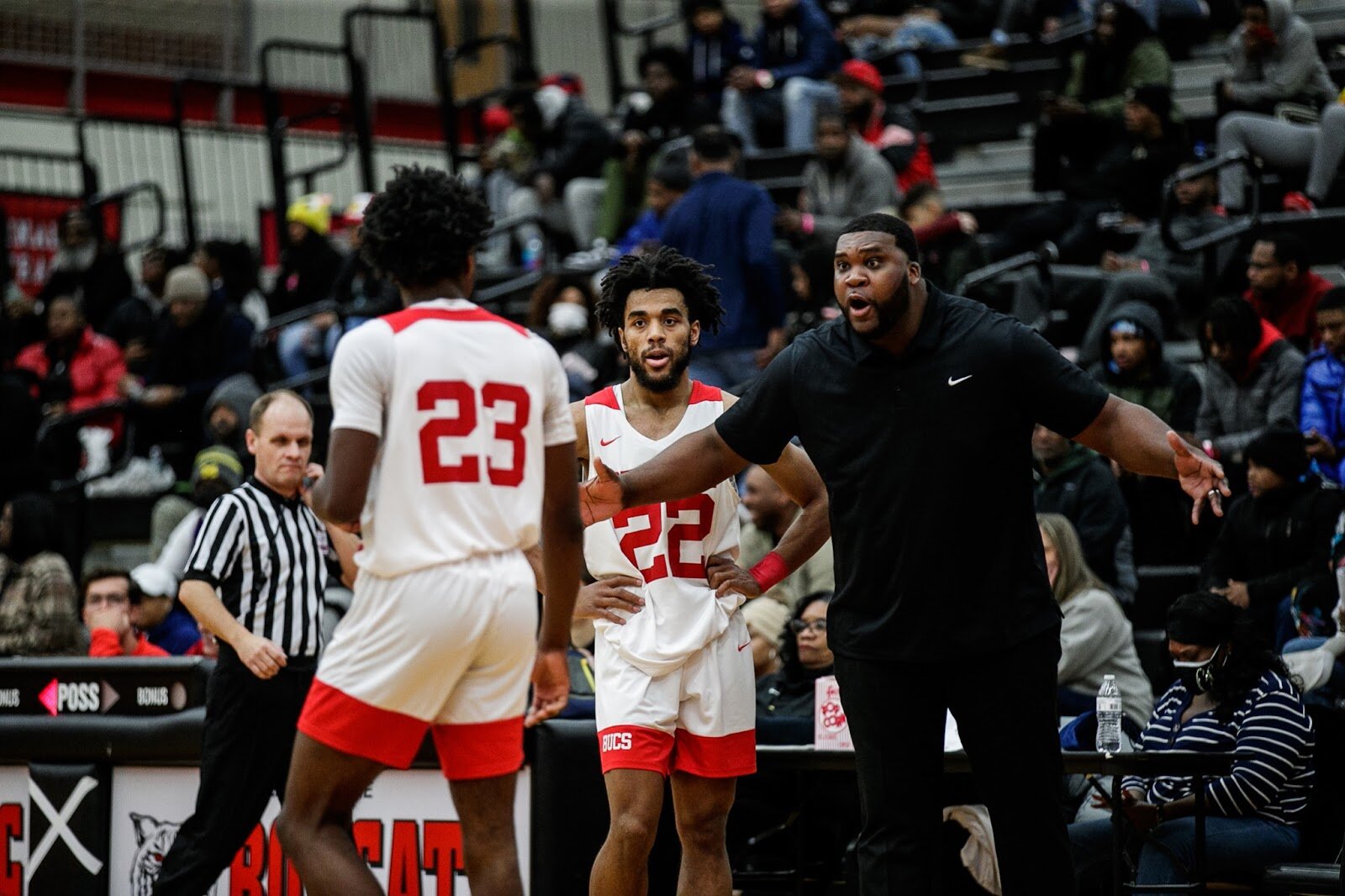 Head Coach Marquise’ Gray calls out to junior Jaylen Townsend during the Beecher vs Saginaw Arthur Hill game at Grand Blanc High School for The Carmody Classic on Saturday, Jan. 07, 2022. Beecher defeated Arthur Hill 77-44 (Jenifer Veloso | Flintside)
