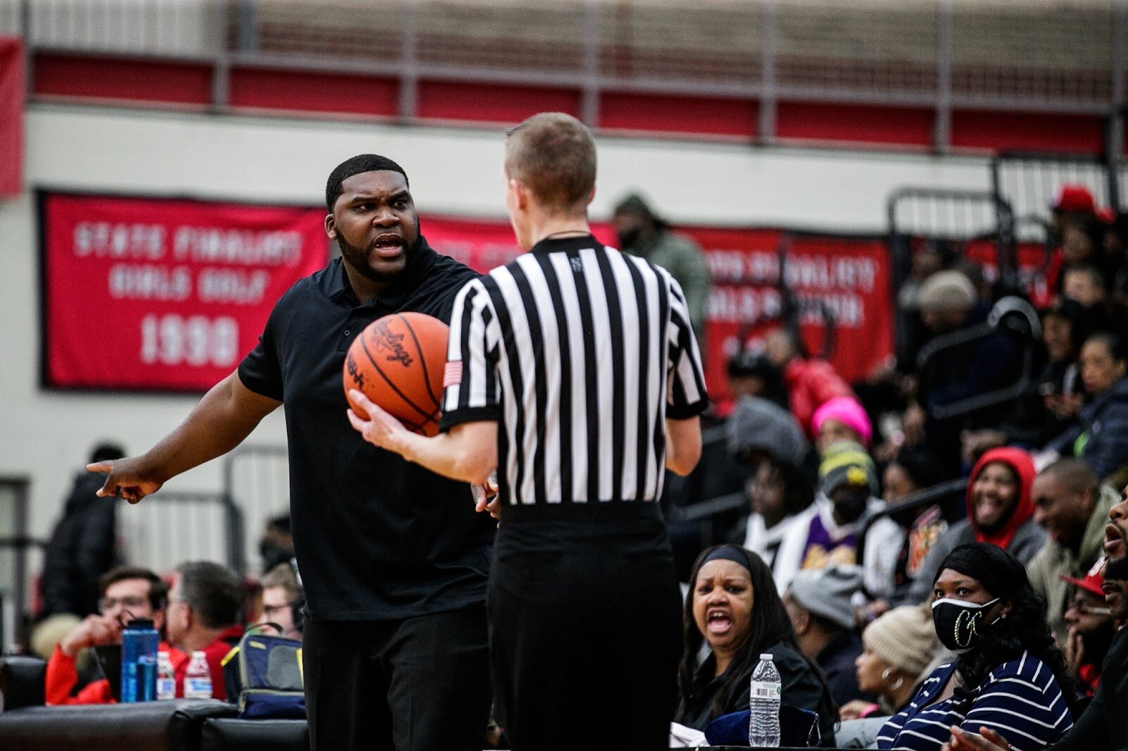 Beecher Head Coach Marquise’ Gray talks to a referee During the Beecher vs Saginaw Arthur Hill game at Grand Blanc High School for The Carmody Classic on Saturday, Jan. 07, 2022. Beecher defeated Arthur Hill 77-44 (Jenifer Veloso | Flintside)
