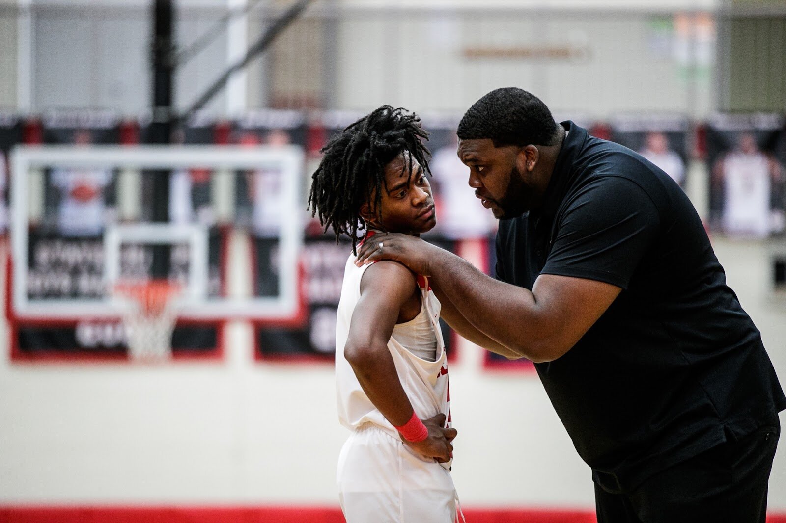 Beecher Head Coach Marquise’ Gray encourages junior Keyonta Menefield during the Beecher vs Saginaw Arthur Hill game at Grand Blanc High School for The Carmody Classic on Saturday, Jan. 07, 2022. Beecher defeated Arthur Hill 77-44 (Jenifer Veloso | Flintside)
