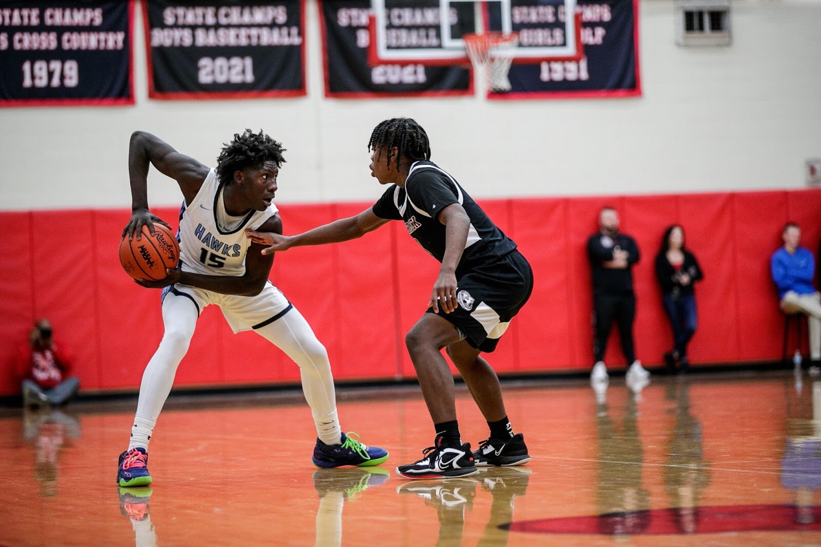 Hamady Amari’Yunn Blythe keeps possession of the ball during the Hamady vs Hamtramck game at Grand Blanc High School for The Carmody Classic on Saturday, Jan. 07, 2022. Hamady defeated Hamtramck 70-55 (Jenifer Veloso | Flintside)
