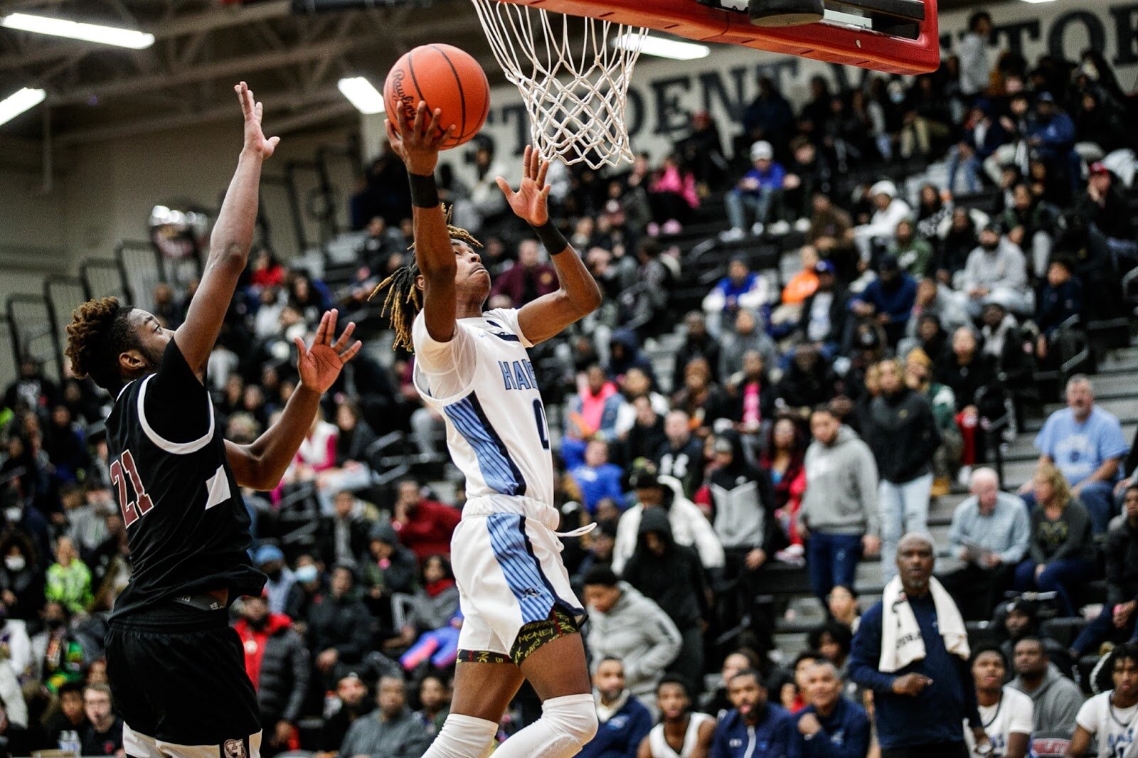 Hamady Delonta Boone goes for a layup during the Hamady vs Hamtramck game at Grand Blanc High School for The Carmody Classic on Saturday, Jan. 07, 2022. Hamady defeated Hamtramck 70-55 (Jenifer Veloso | Flintside)
