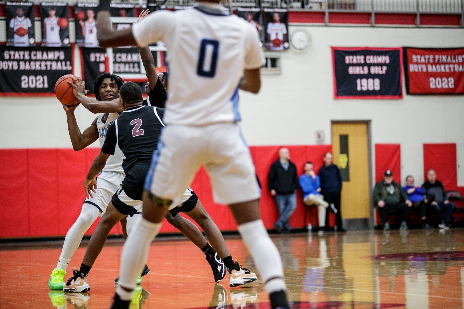 Hamady Jakobie Boose looks to make a pass during the Hamady vs Hamtramck game at Grand Blanc High School for The Carmody Classic on Saturday, Jan. 07, 2022. Hamady defeated Hamtramck 70-55 (Jenifer Veloso | Flintside)
