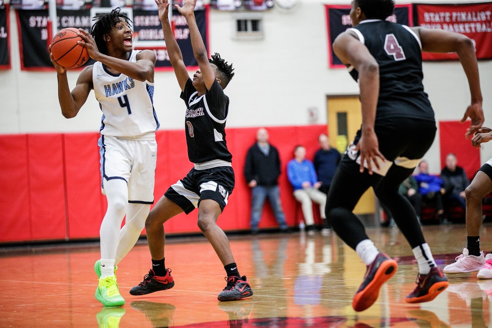 Hamady Jakobie Boose calls out to make a pass during the Hamady vs Hamtramck game at Grand Blanc High School for The Carmody Classic on Saturday, Jan. 07, 2022. Hamady defeated Hamtramck 70-55 (Jenifer Veloso | Flintside)
