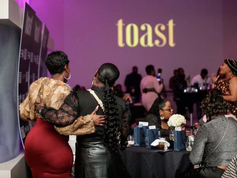 Guests mingle and enjoy themselves during the third annual Toast Awards, hosted by Beats x Beers, at the Flint Institute of Arts on Saturday, Dec. 17, 2022. (Jenifer Veloso | Flintside)
