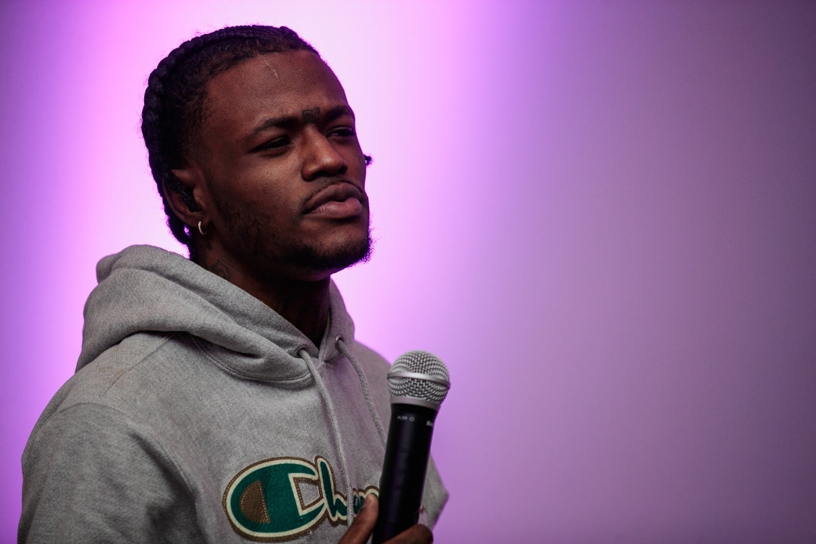 Actor and Comedian DC Young Fly hosted the awards ceremony during the third annual Toast Awards, hosted by Beats x Beers, at the Flint Institute of Arts on Saturday, Dec. 17, 2022. (Jenifer Veloso | Flintside)
