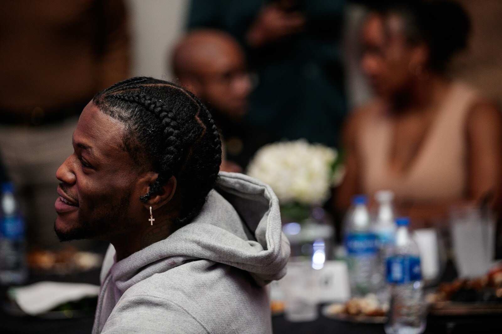 Actor and Comedian DC Young Fly listens to award recipients give speeches during the third annual Toast Awards, hosted by Beats x Beers, at the Flint Institute of Arts on Saturday, Dec. 17, 2022. (Jenifer Veloso | Flintside)
