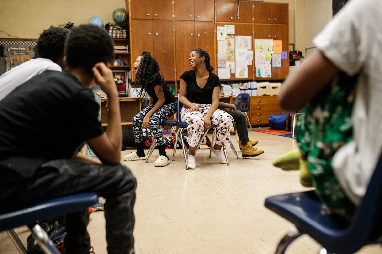 Sixth-grade Freeman scholars play a round of musical chairs during Freeman Elementary’s holiday celebration of literacy and reading comprehension on Friday, Dec. 16, 2022. (Jenifer Veloso | Flintside)
