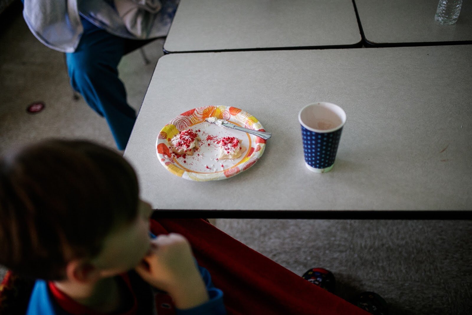 A third-grade Freeman scholar enjoys sugar cookies and hot chocolate while watching The Polar Express during Freeman Elementary’s holiday celebration of literacy and reading comprehension on Friday, Dec. 16, 2022. (Jenifer Veloso | Flintside)
