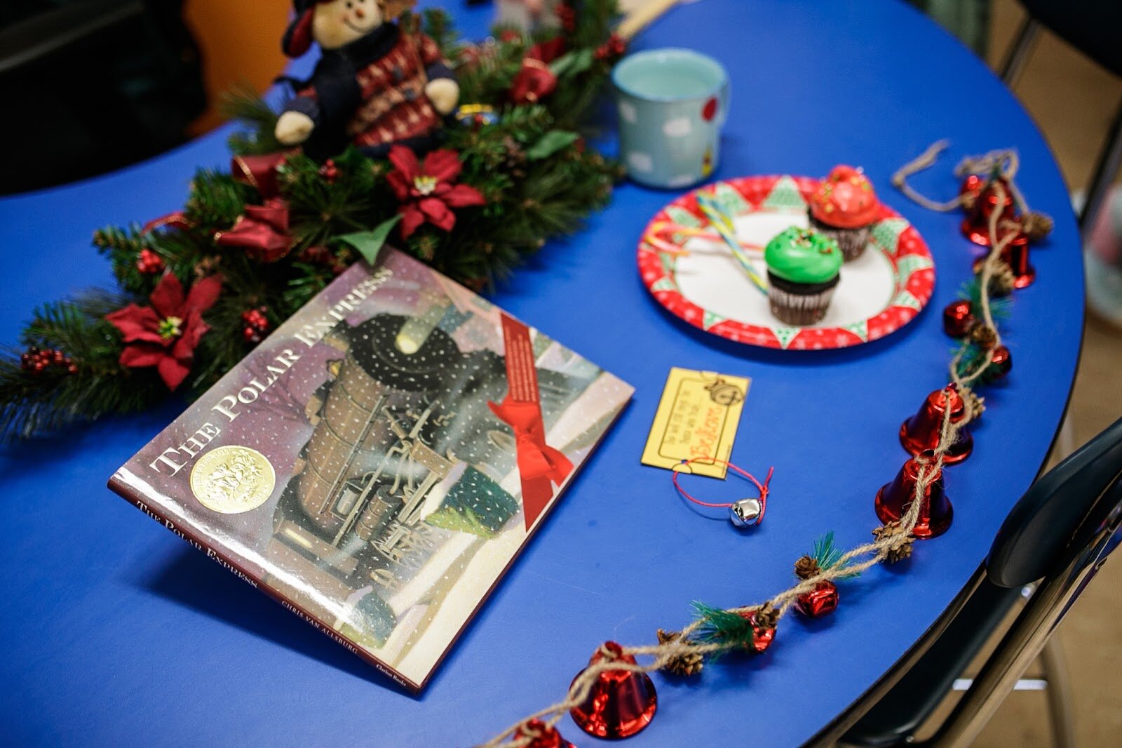 Bells, cupcakes, hot chocolate, and a new copy of The Polar Express sit on display in Mrs. Gaatz sixth-grade classroom during Freeman Elementary’s holiday celebration of literacy and reading comprehension on Friday, Dec. 16, 2022. (Jenifer Veloso | Flintside)
