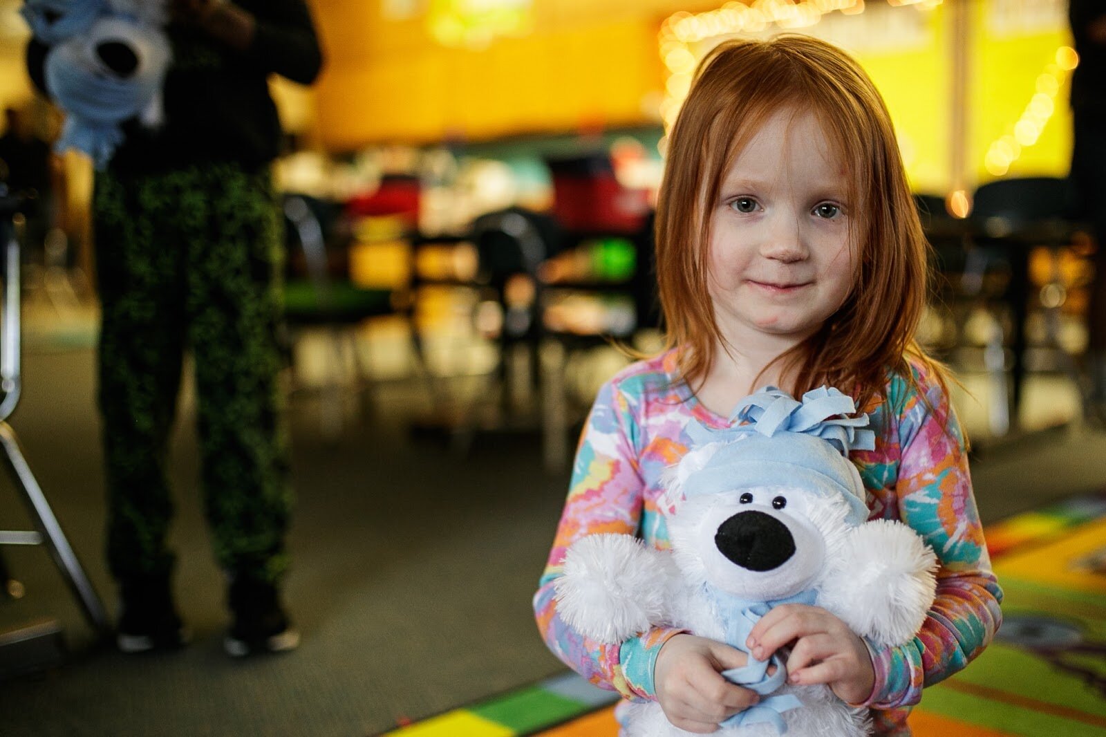 A Freeman scholar holds a brand new gifted stuffed polar bear during Freeman Elementary’s holiday celebration of literacy and reading comprehension on Friday, Dec. 16, 2022. (Jenifer Veloso | Flintside)
