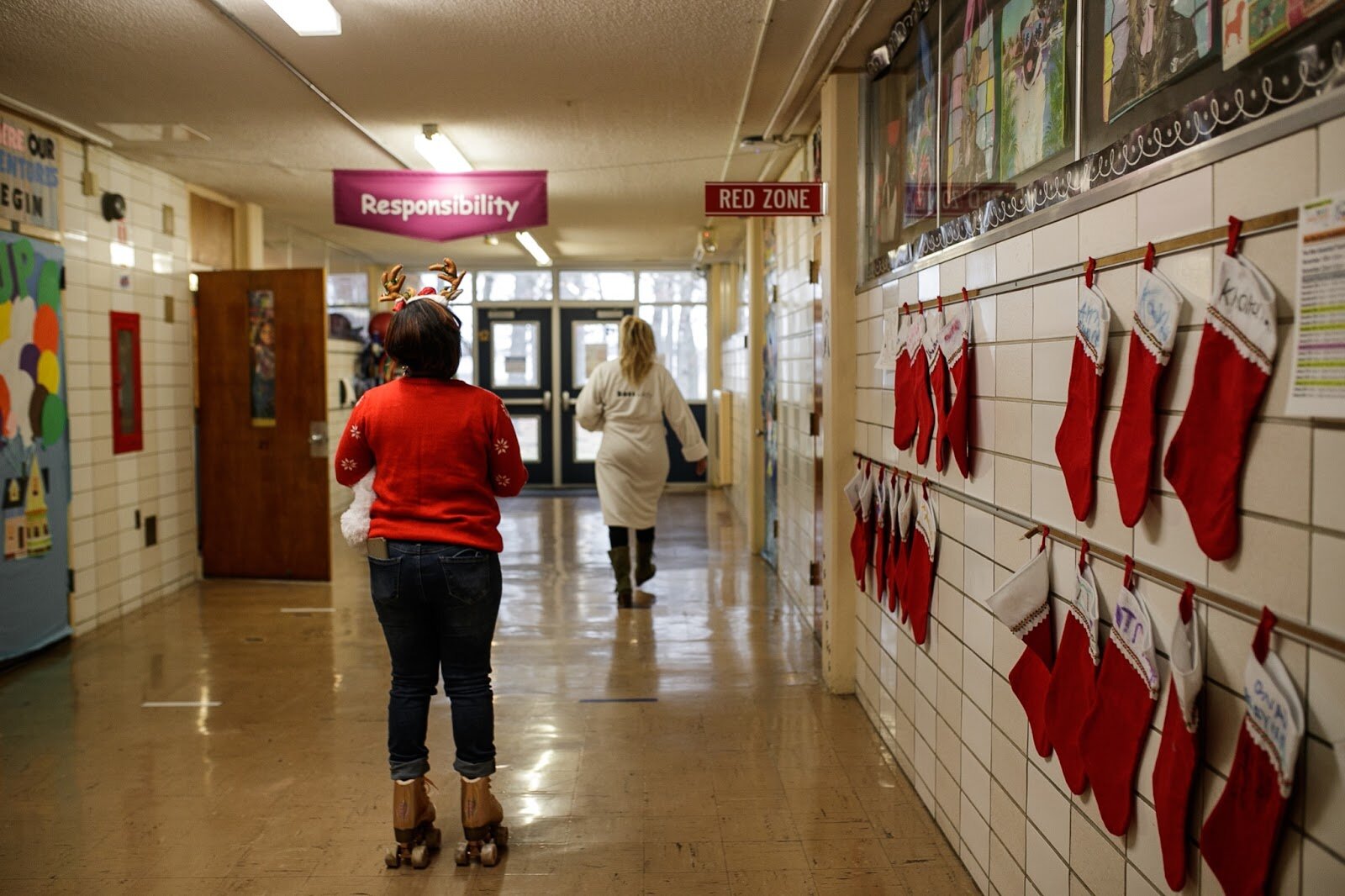 Freeman principle Mrs. Turner and a fellow staff member deliver new stuffed animals during Freeman Elementary’s holiday celebration of literacy and reading comprehension on Friday, Dec. 16, 2022. (Jenifer Veloso | Flintside)
