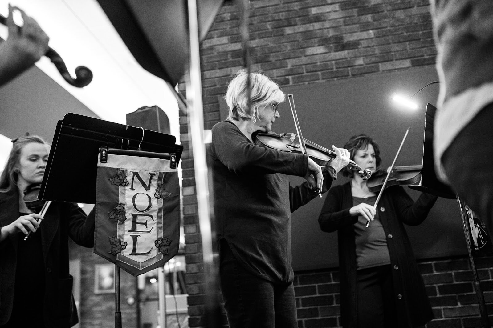 A wind ensemble performed inside the Flint Institute of Music during the College Cultural area’s 37th Annual Holiday Walk in Flint on Tuesday, Dec. 6, 2022. (Jenifer Veloso | Flintside)
