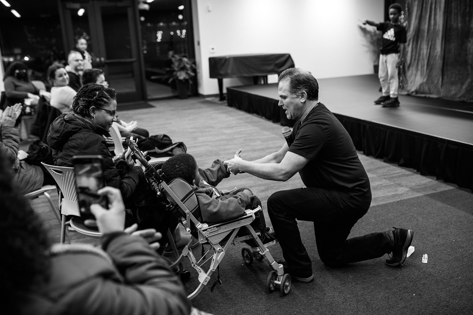 Amazing Clark performs magic tricks inside the Flint Public Library during the College Cultural area’s 37th Annual Holiday Walk in Flint on Tuesday, Dec. 6, 2022. (Jenifer Veloso | Flintside)
