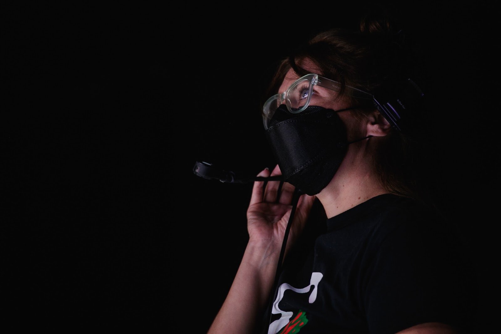 Rhiannon Ragland talks to the lighting crew while directing on the set of The Purple Rose's latest play PickleBall on Friday, Sept. 20, 2022. (Jenifer Veloso | Flintside)