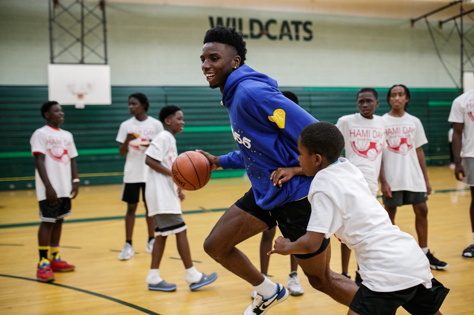 Detroit Pistons Hamidou Diallo plays one-on-one with a kid during Hami Day Camp at Flint Northwestern High School on Friday, Aug. 27, 2022. (Jenifer Veloso | Flintside.com)
