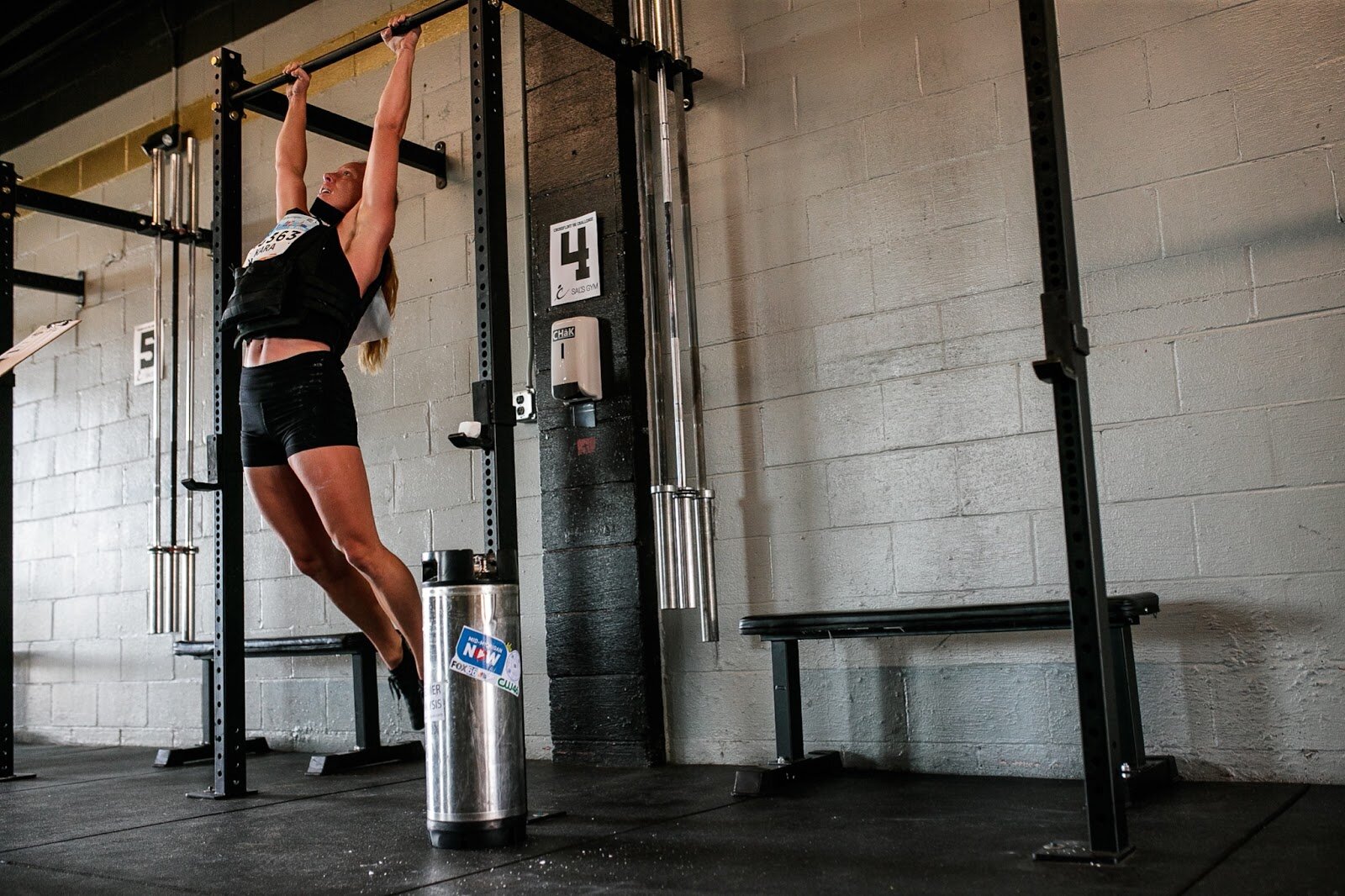 Kara Dahlberg completes a round of pull-ups for the CrossFlint 5K Challenge during the 45th annual Crim Festival of Races on Saturday, Aug. 27, 2022 in downtown Flint. (Jenifer Veloso | Flintside.com)
