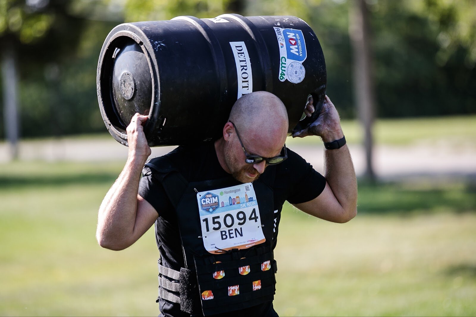 Ben Oliver carries a keg while walking for the CrossFlint 5K Challenge during the 45th annual Crim Festival of Races on Saturday, Aug. 27, 2022 in downtown Flint. (Jenifer Veloso | Flintside.com)
