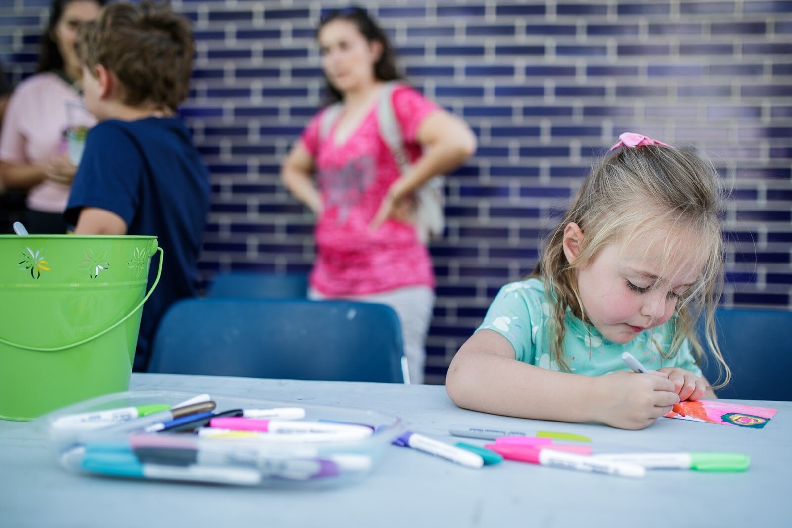A child uses colorful markers to make homemade coasters during Family Night at 'Late Night at the FIA' on Friday, Aug. 19, 2022. (Jenifer Veloso | Flintside.com)
