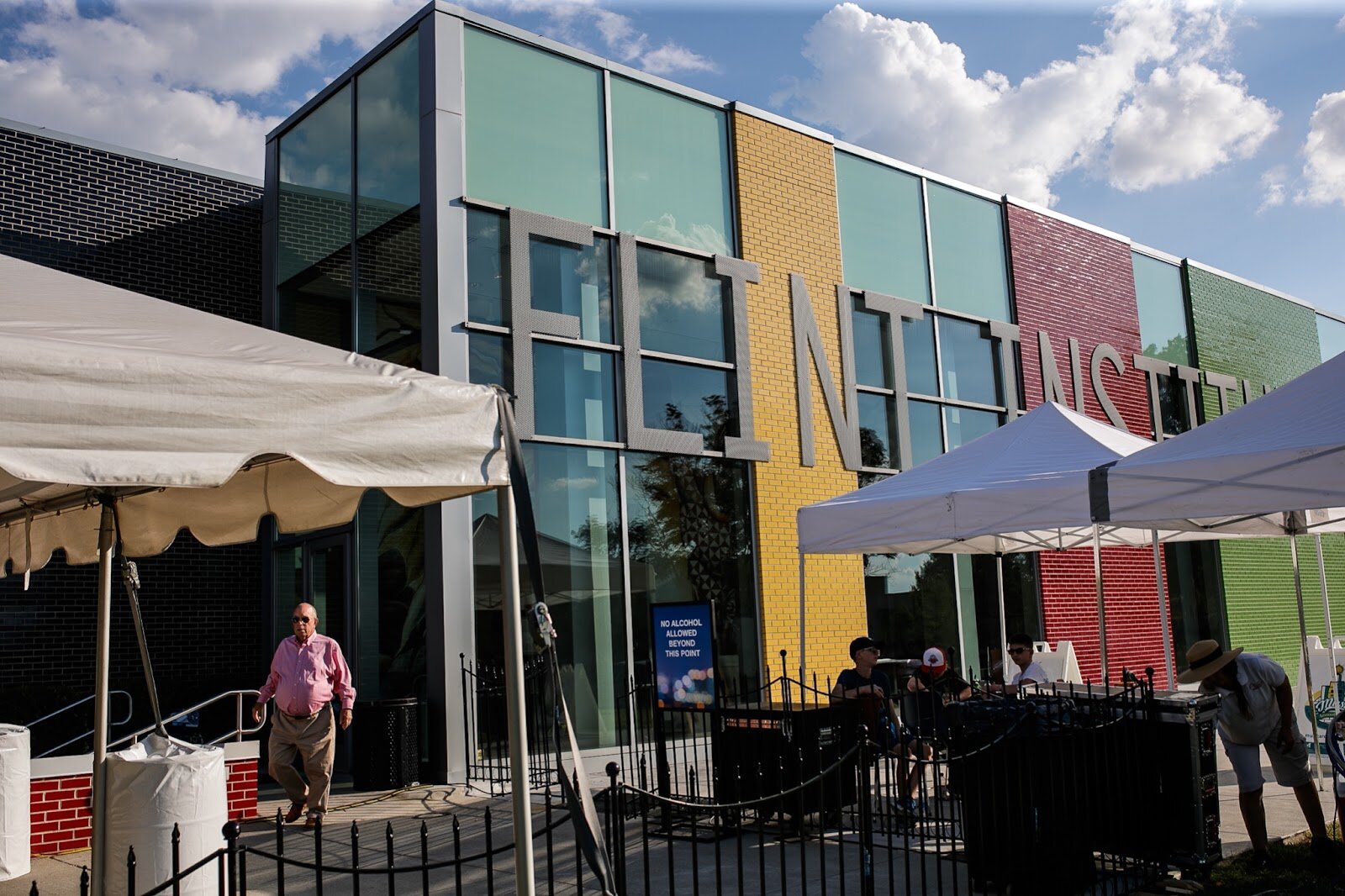 Guests fill the outside Palette Cafe patio during Family Night at 'Late Night at the FIA' on Friday, Aug. 19, 2022. (Jenifer Veloso | Flintside.com)
