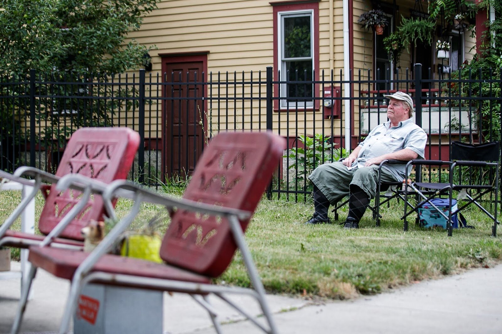 An onlooker soaks in the festivities during Porch Fest on Friday, July 15, 2022. (Jenifer Veloso | Flintside)