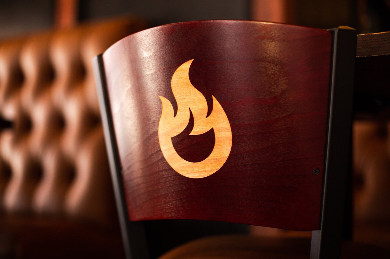 Blackstones Smokehouse is a place filled with Flint’s historical artifacts, excellent ambiance, and incredible murals.