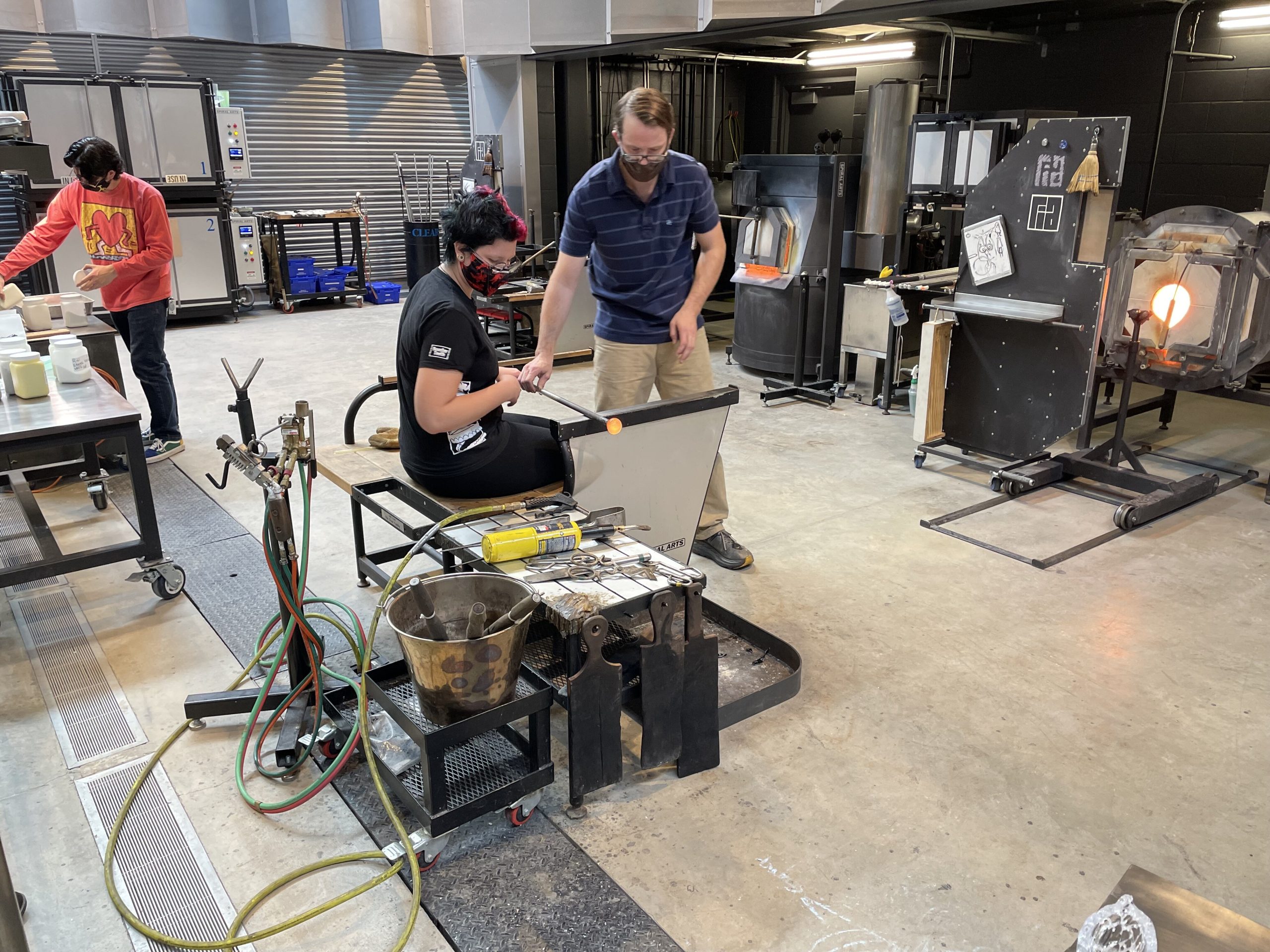 Brent Swanson, glass programs manager at the FIA, works with a student in UM-Flint’s Survey of Glassmaking course. The class meets weekly in the FIA’s glass studios.