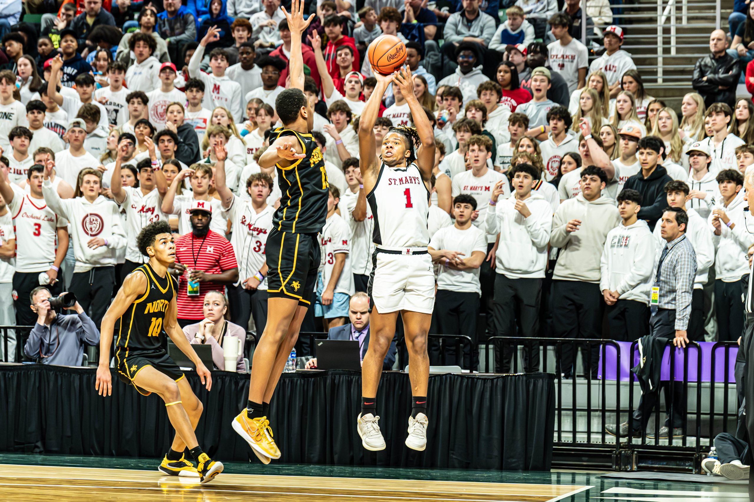 Trey McKenney shoots a shot against North Farmington during
the state championship game. (Ray Gray | Flintside.com)