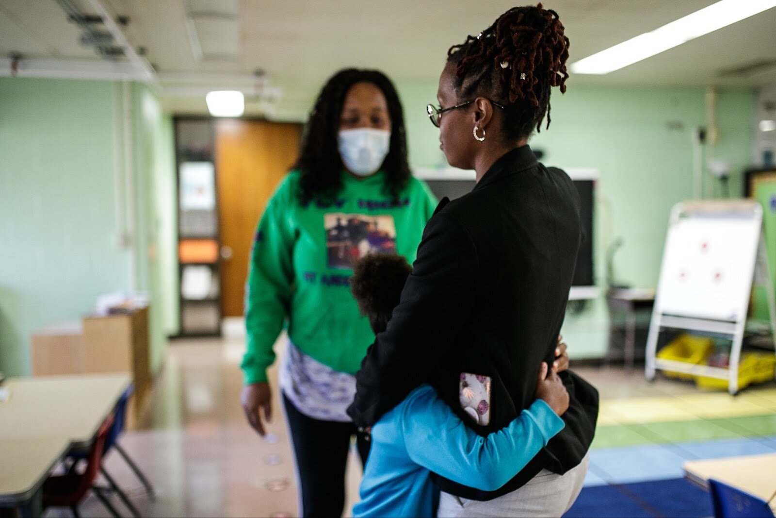 Principal Shalonda Byas hugs a student as she walks through classrooms to greet students and teachers on Thursday, Aug. 18, 2022 at Brownell STEM Academy. (Jenifer Veloso | Flintside.com)

