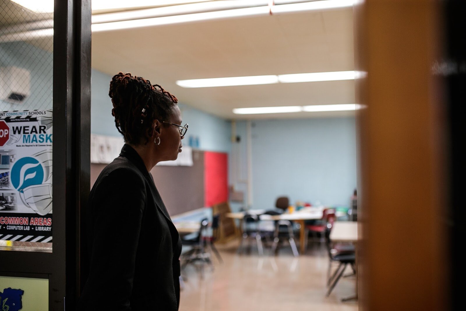 Principal Shalonda Byas walks through classrooms to greet students and teachers on Thursday, Aug. 18, 2022, at Brownell STEM Academy. (Jenifer Veloso | Flintside.com)

