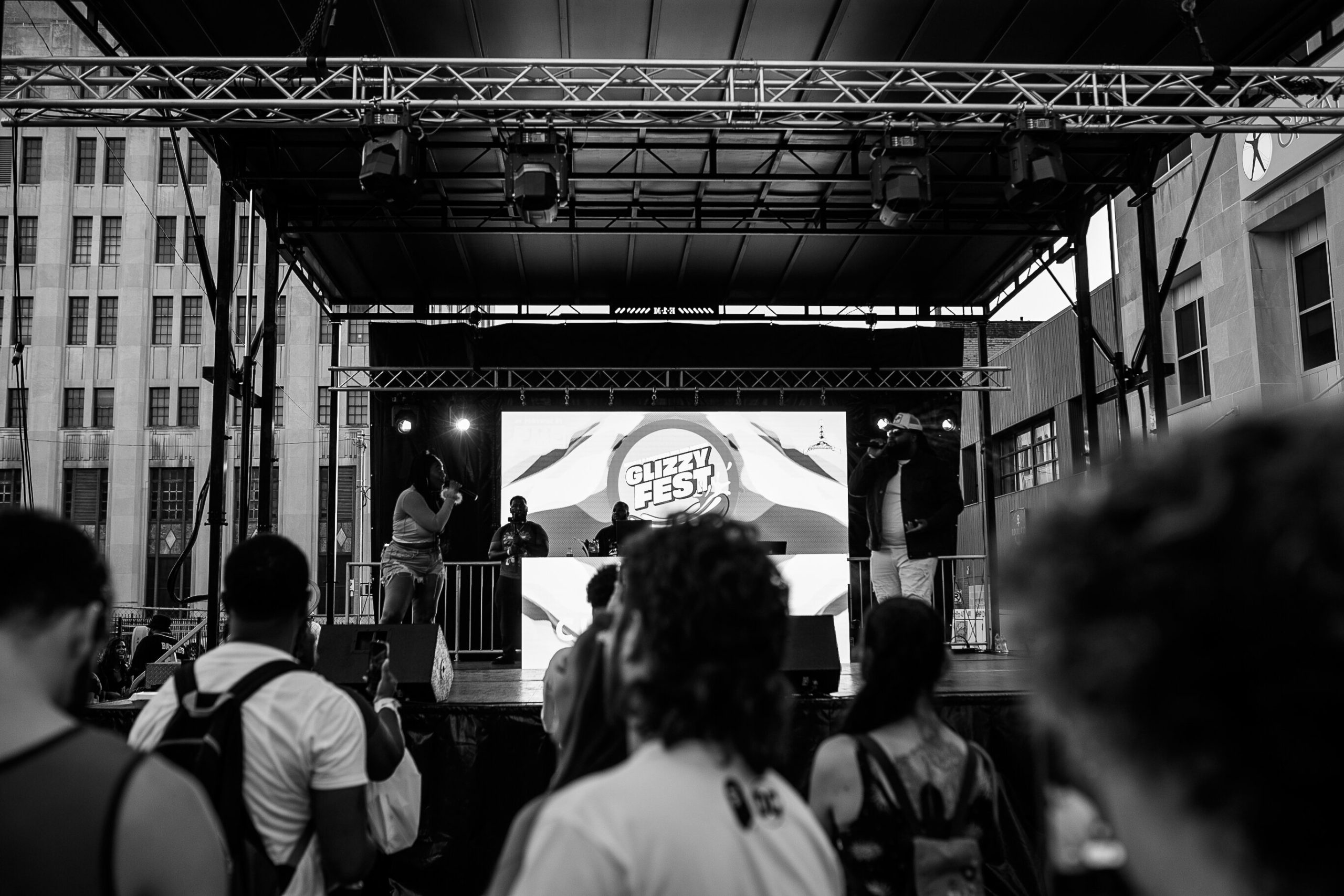 Crowds watch Brelia Renee and Rashaad Reed perform during Glizzy Fest on Saturday, August 6, 2022 in Buckham Alley, downtown Flint. (Jenifer Veloso | Flintside.com)